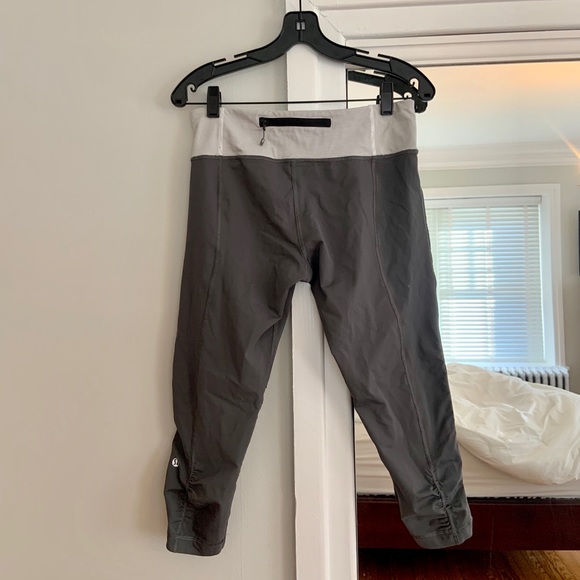 Lululemon Gray Cropped Legging - Picture 3 of 5